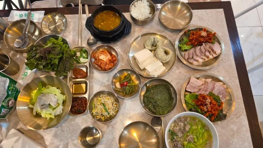 Table set for the Hantiok bossam set for two