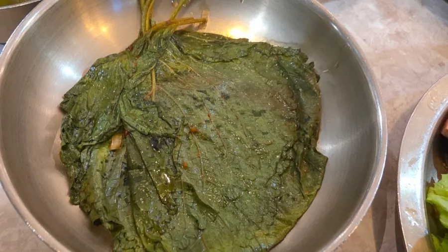 Lettuce leaves served with the bossam