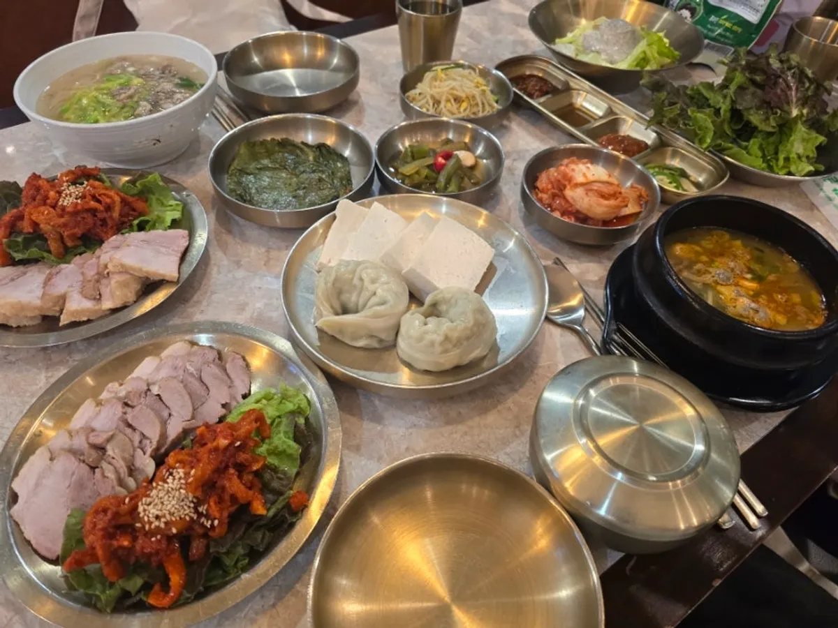 Full Hantiok bossam set with bossam, noodles, and gukbap all laid out