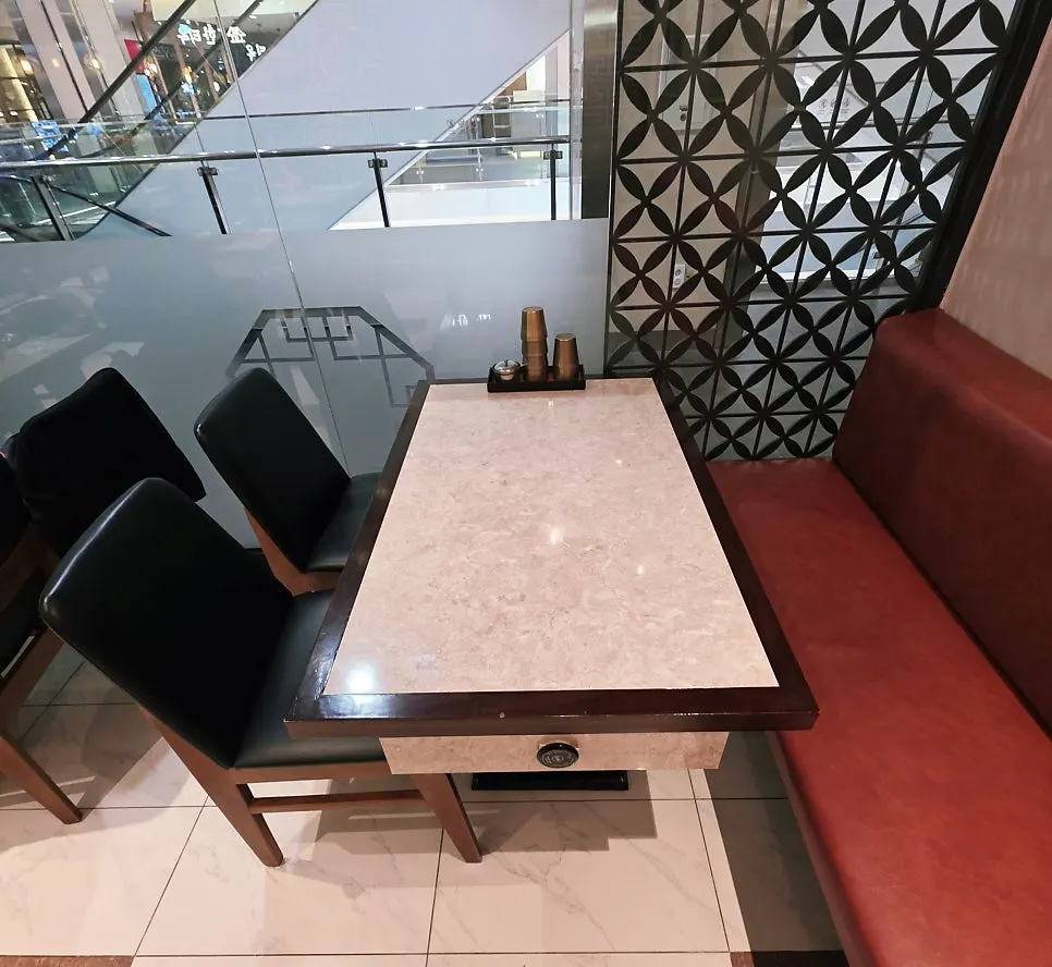 Table and seating layout at Hantiok