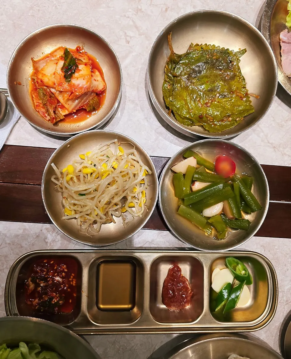 Set meal with bossam, salad, mandu and tofu served together