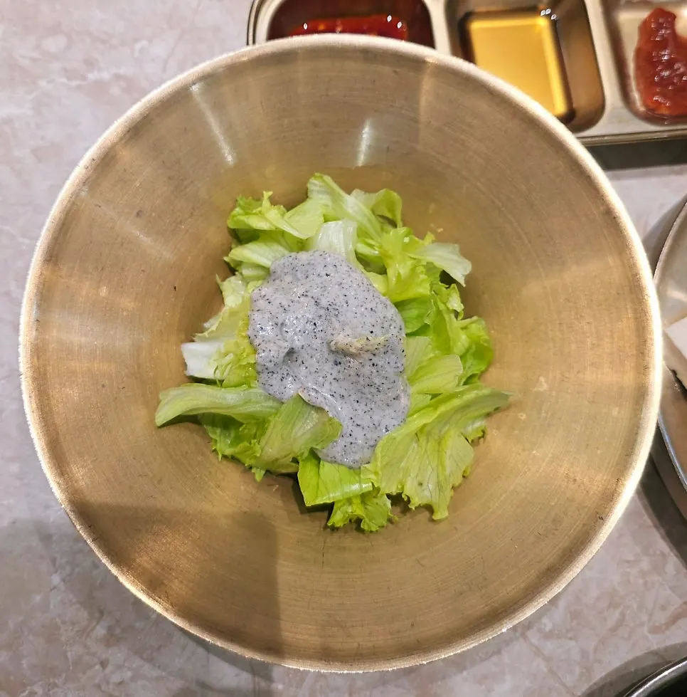 Side dishes served with the bossam set