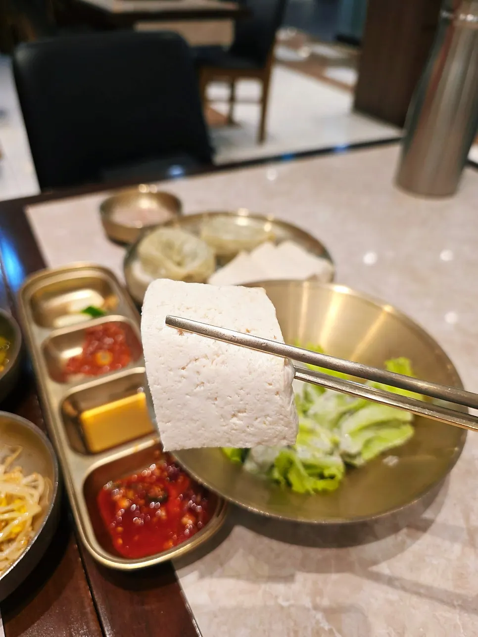 Handmade tofu and kimchi served with the Hantiok set