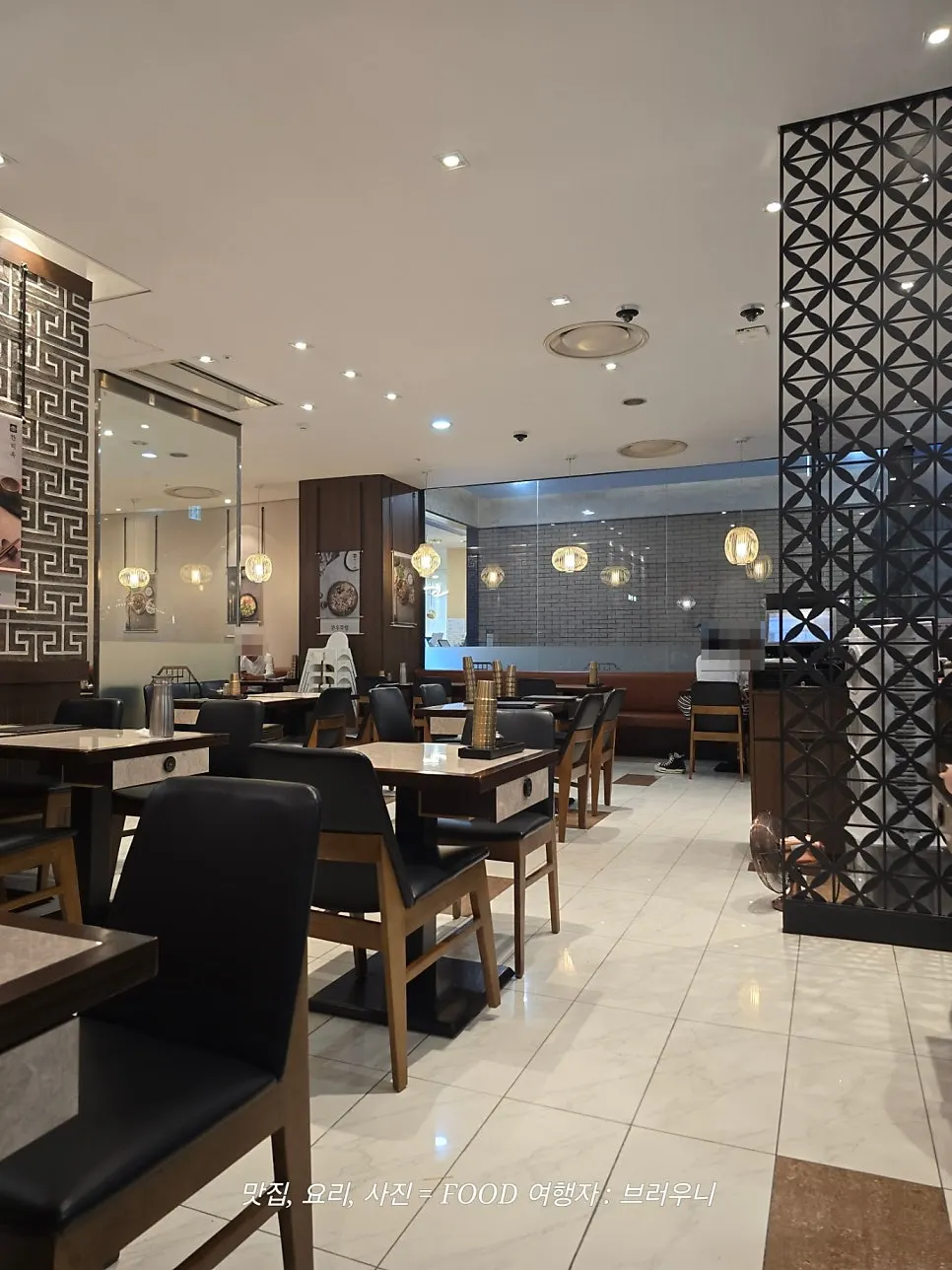 Hantiok storefront in the department store dining hall