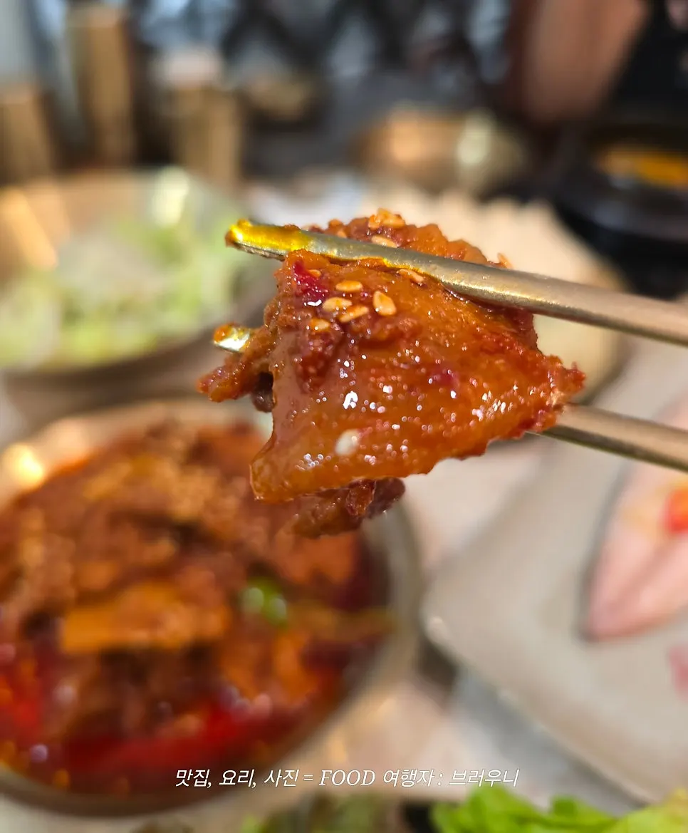 Jeyuk bokkeum with a bowl of rice
