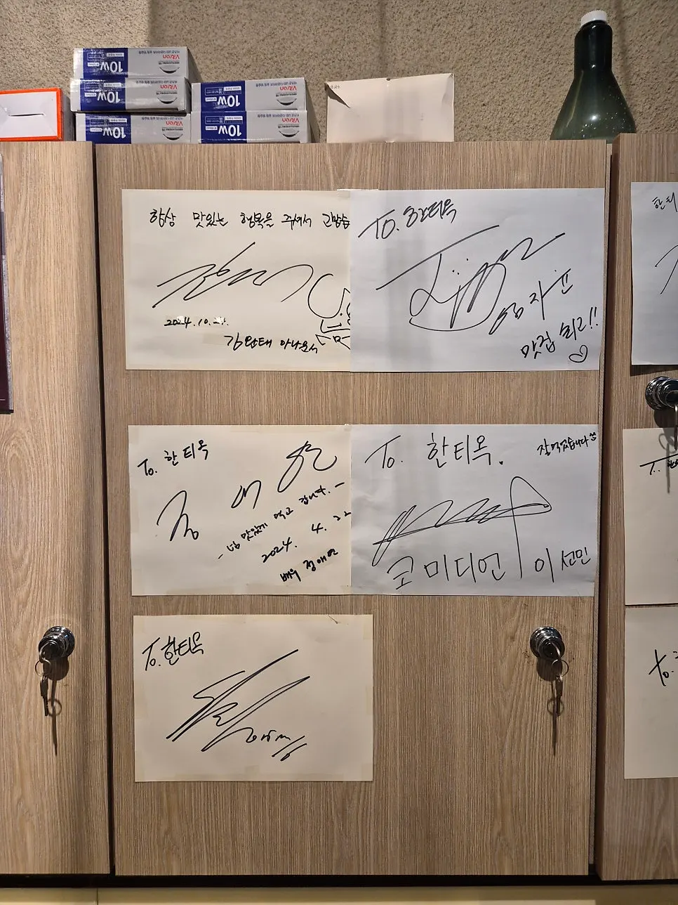 Hantiok celebrity-named chair seating