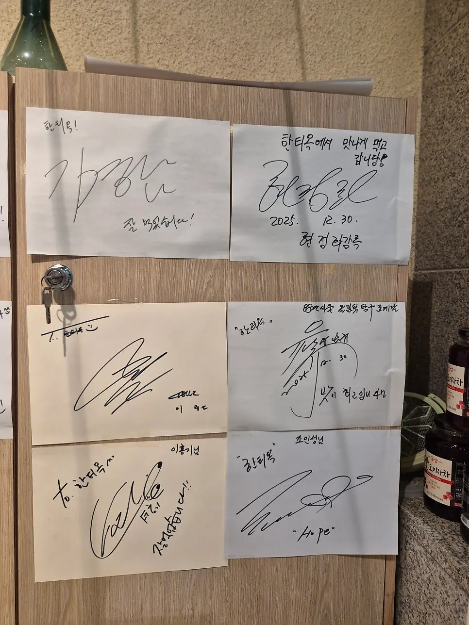 Table and chair name tags at Hantiok
