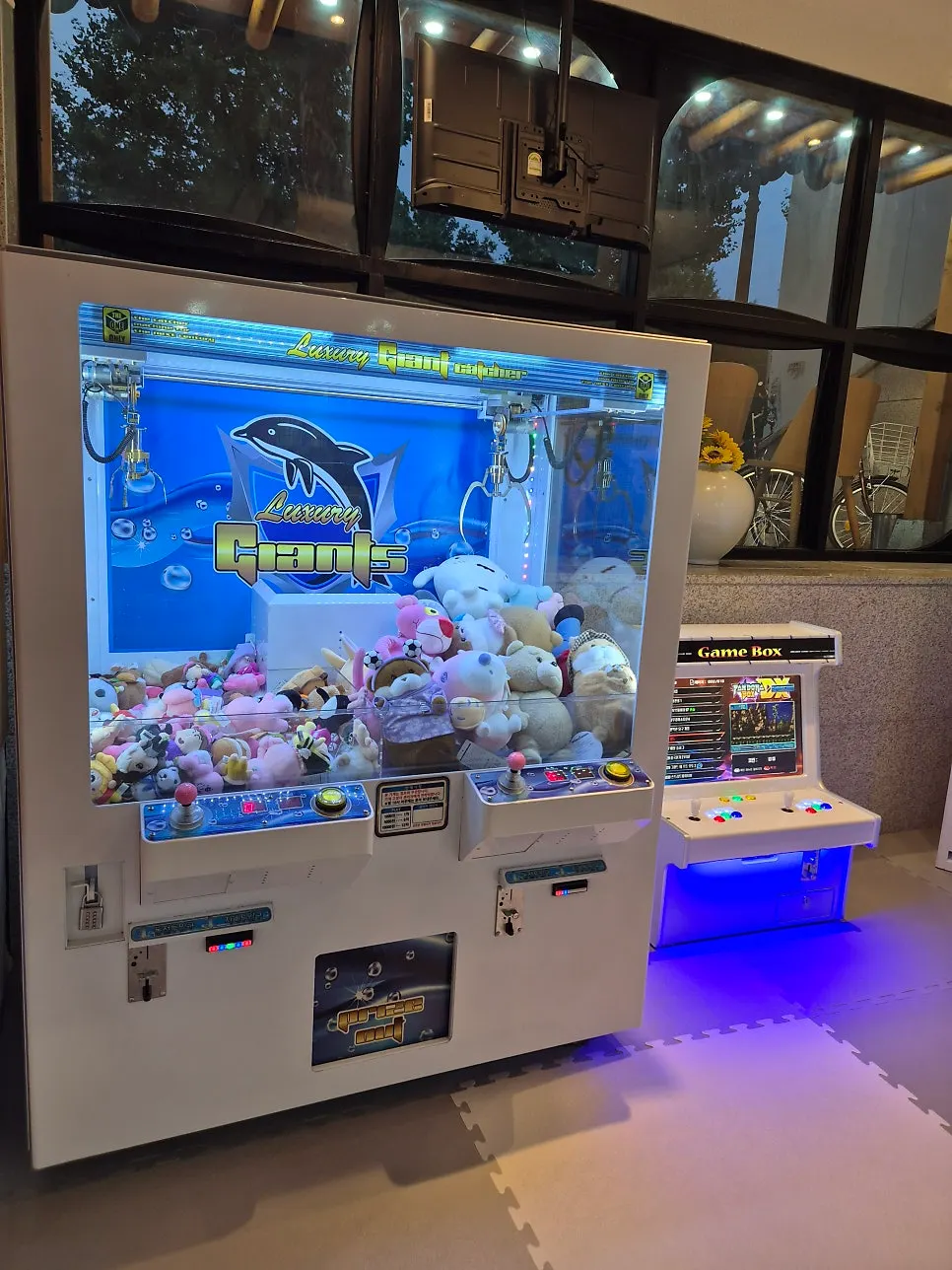 Glass-walled indoor kids' playroom at Hantiok