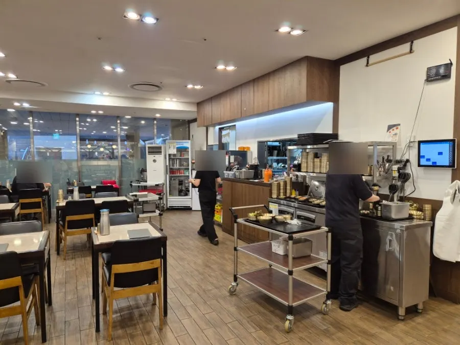 Spacious interior of Hantiok Pyeongchon Branch with many tables
