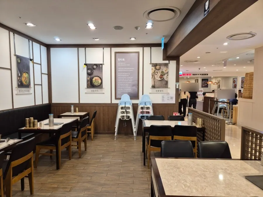 Neatly arranged seating at Hantiok