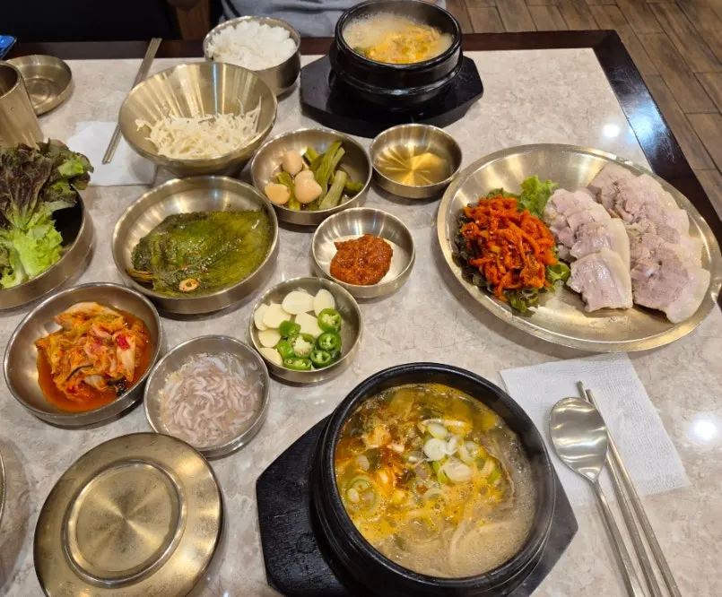 Full spread of the boiled pork set on the table