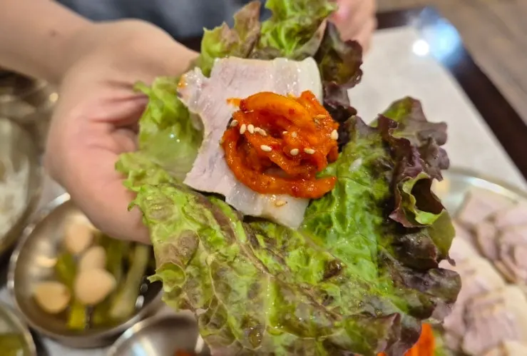Lettuce wrap with boiled pork and radish salad