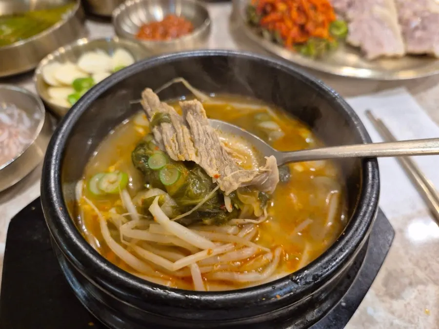 Brisket and ugeoji ingredients inside the gukbap