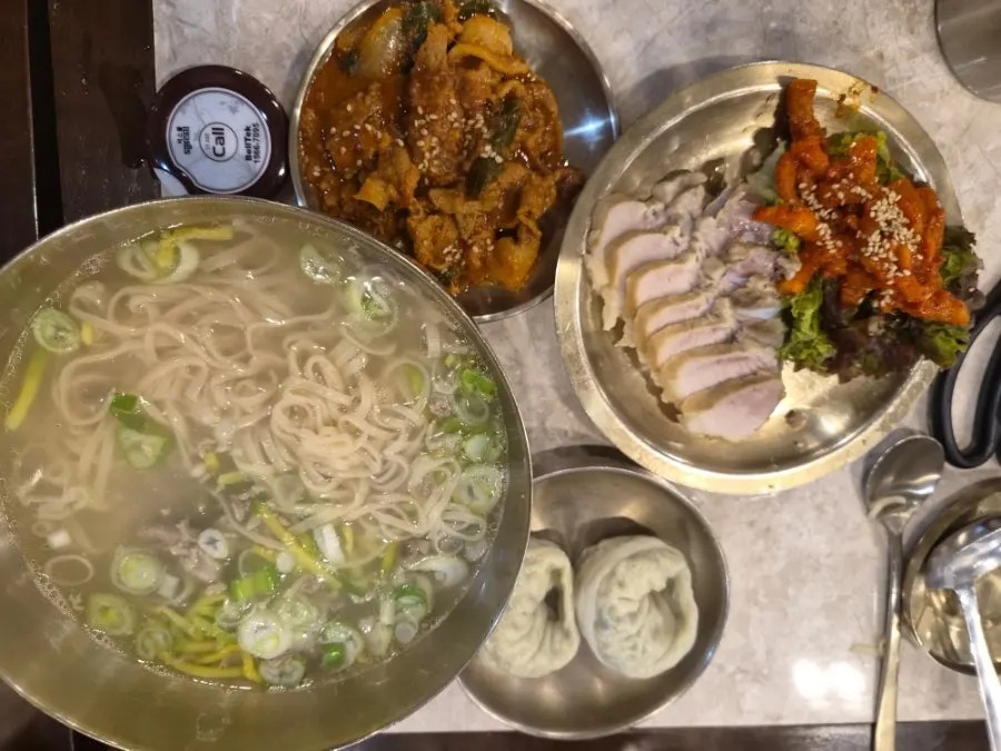 면발이 담긴 안동국시 그릇 근접