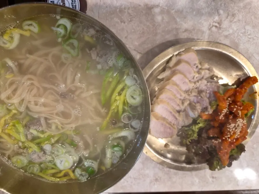 덜어 먹기 좋은 안동국시 국물