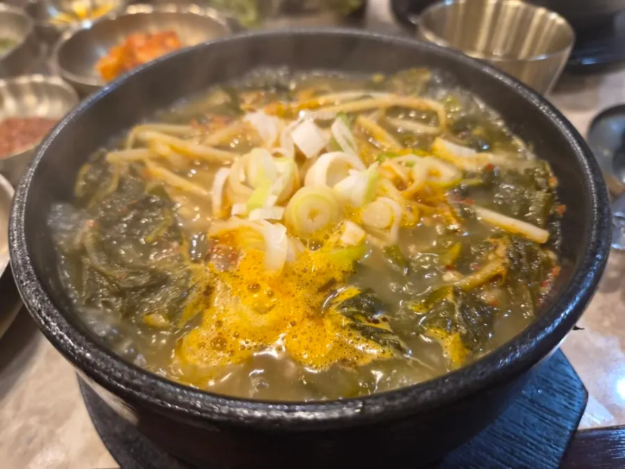 배추겉절이와 깻잎장아찌 등 반찬 구성