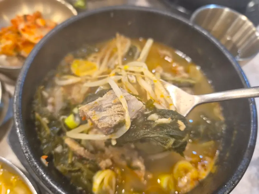 보쌈 수육과 왕만두, 제육볶음이 함께 차려진 세트 상차림