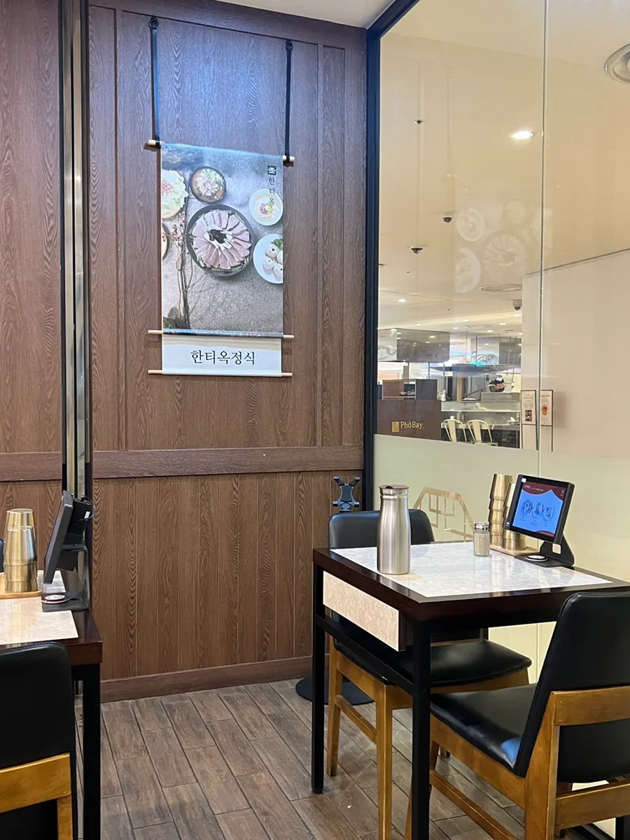 Seating and table setup at Hantiok Pyeongchon Branch
