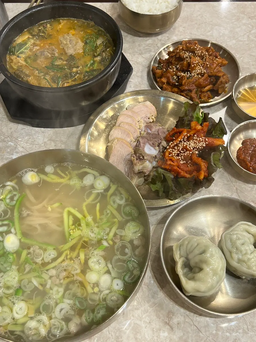 Full spread of a Hantiok set meal
