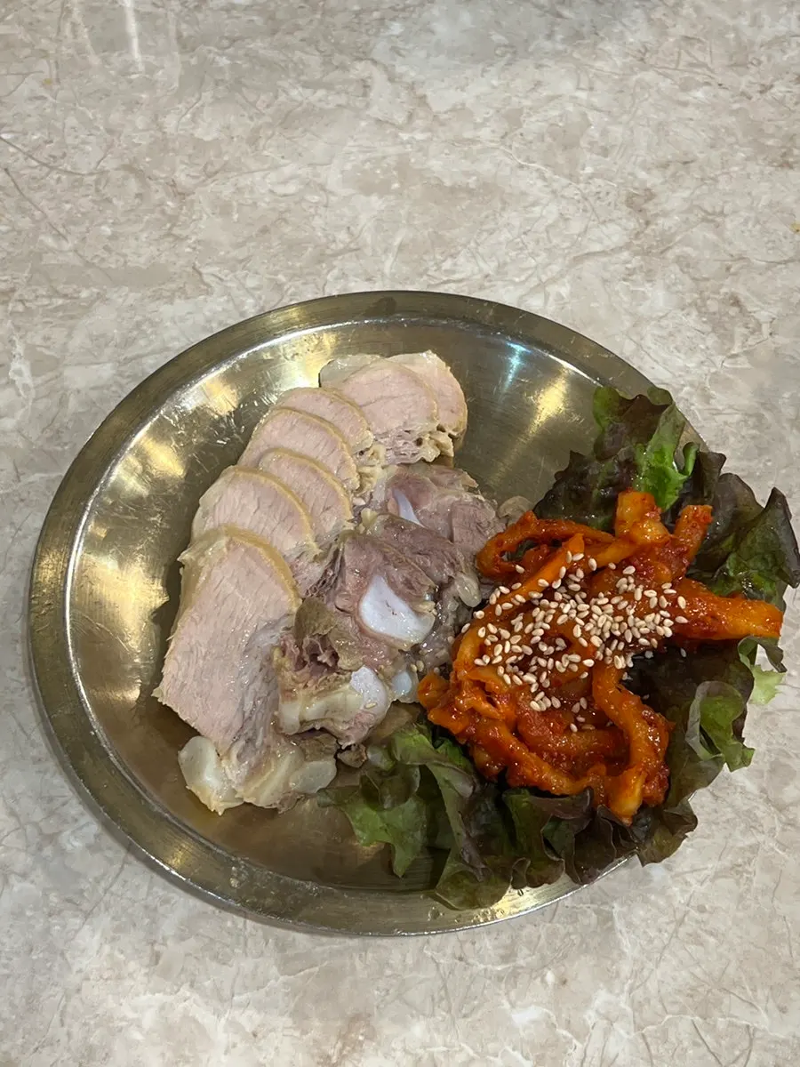 Bossam plate included in the Hantiok set meal
