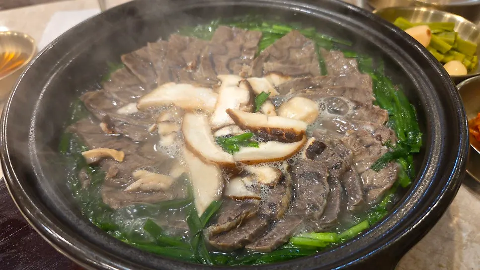 한티옥 한우 아롱사태 수육 접시