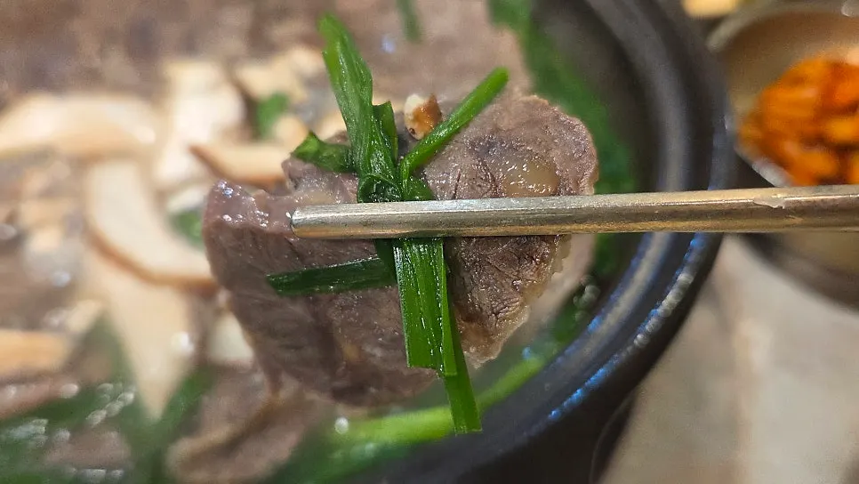 부드러운 아롱사태 한우 수육 한 점
