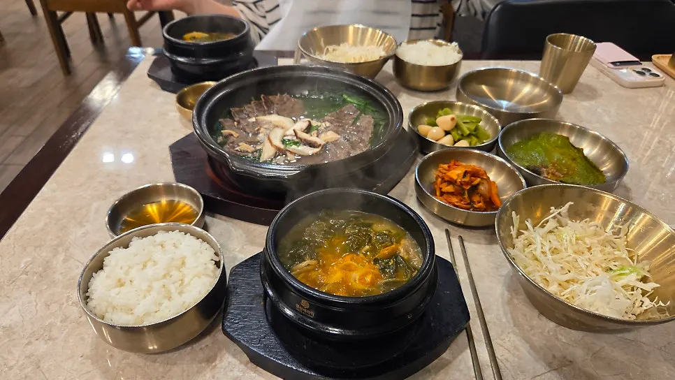 수육·국밥·만두가 함께 놓인 한티옥 정식 테이블
