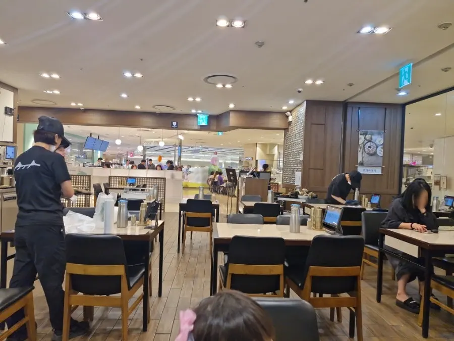 백화점 지하 1층 한티옥 매장 외관과 간판