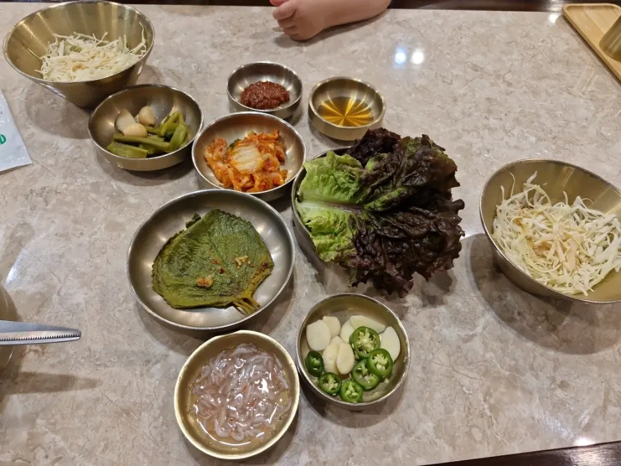 안동국시와 국밥이 적힌 한티옥 메뉴판