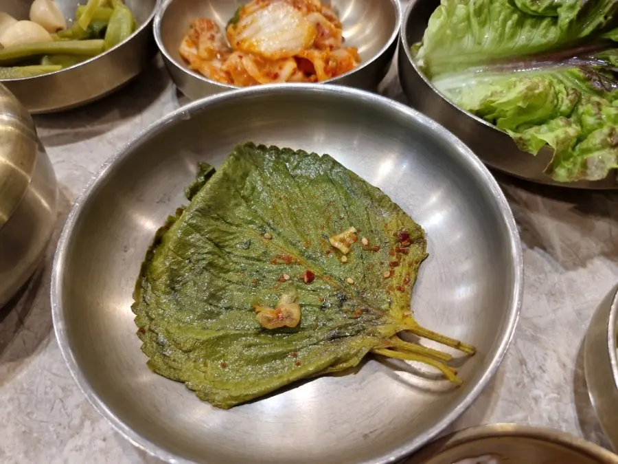 보쌈정식 구성 샐러드와 반찬