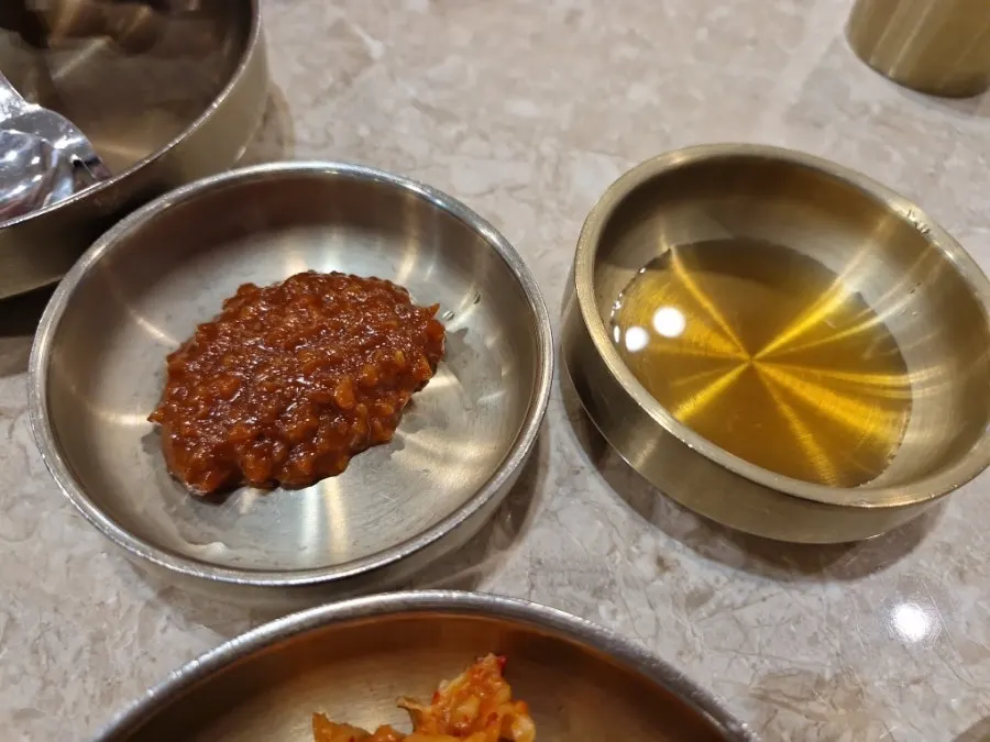 궁채장아찌와 깻잎 밑반찬 접시