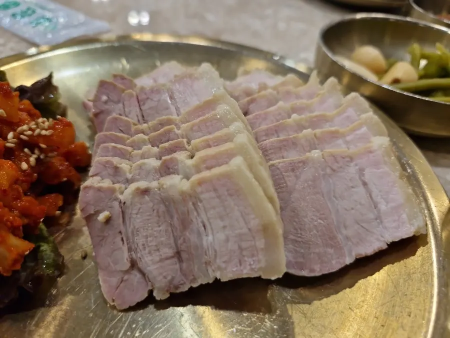 한티옥 돼지고기 보쌈과 무말랭이