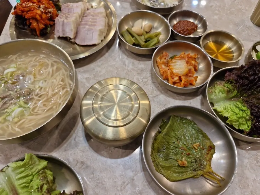 고기 육수에 면을 넣은 안동국시