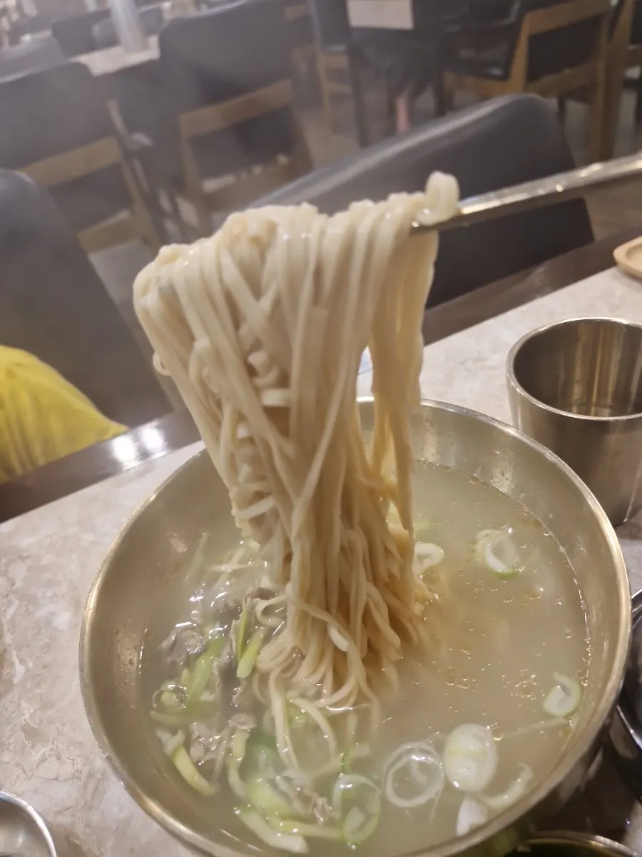 안동국시 면을 들어올린 모습
