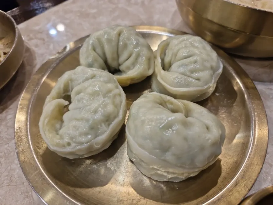 보쌈에 장아찌와 무말랭이를 올린 상추쌈
