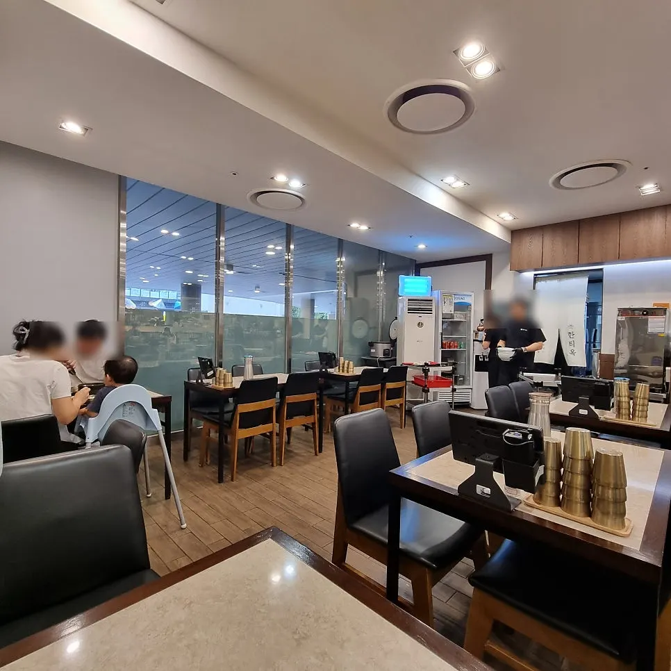 Seating at Hantiok Pyeongchon Branch with generous table spacing
