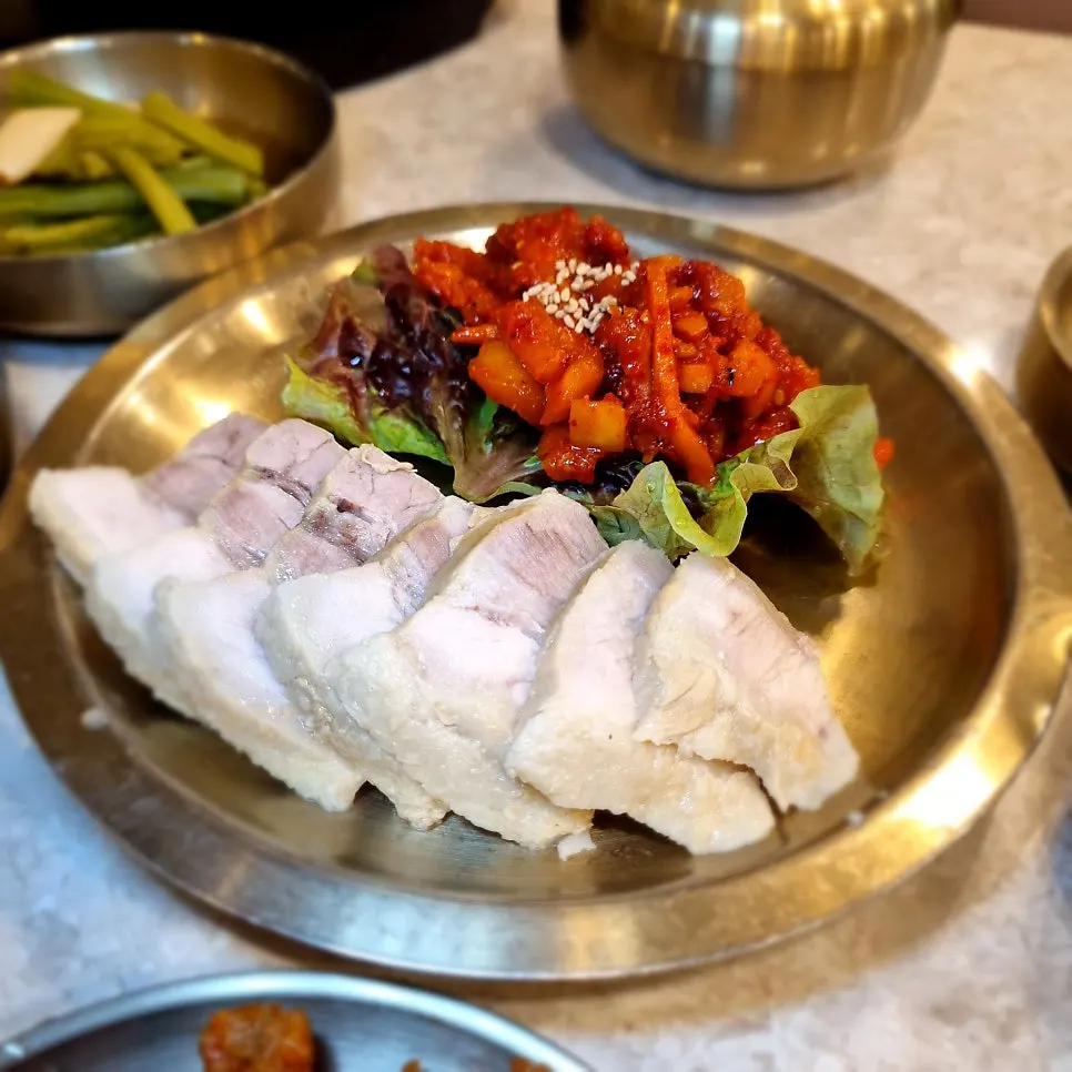 Spicy radish salad topped on bossam