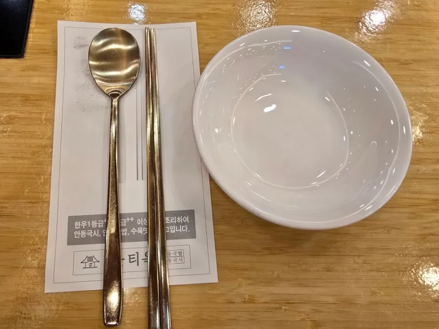 콩국수와 왕만두 가격이 적힌 한티옥 메뉴