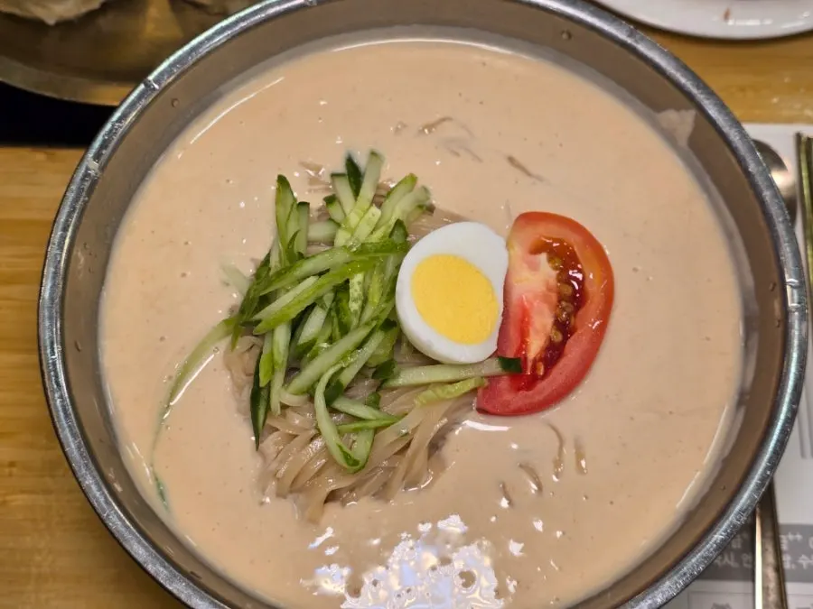 계란과 오이 토마토를 올린 한티옥 콩국수