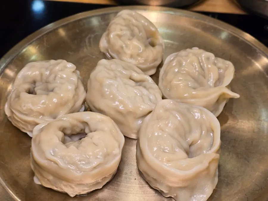진한 콩국물의 한티옥 콩국수 그릇