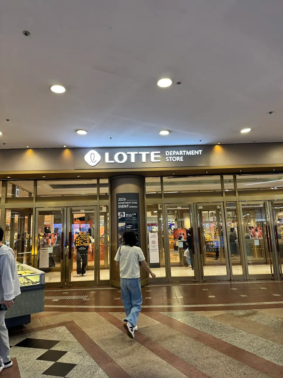 Entrance of Lotte Department Store Yeongdeungpo branch
