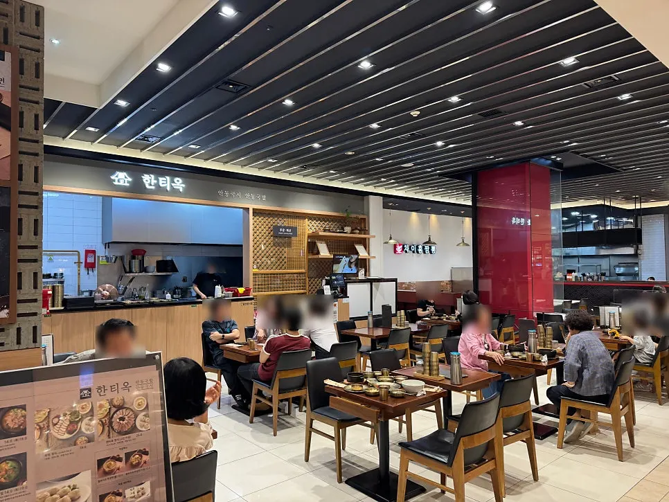Table seating inside Hantiok Yeongdeungpo