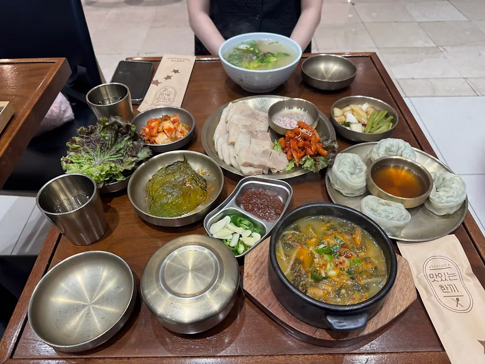 Full spread of the bossam set for two