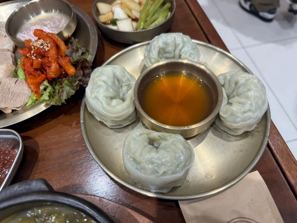 Large king dumplings served with the set
