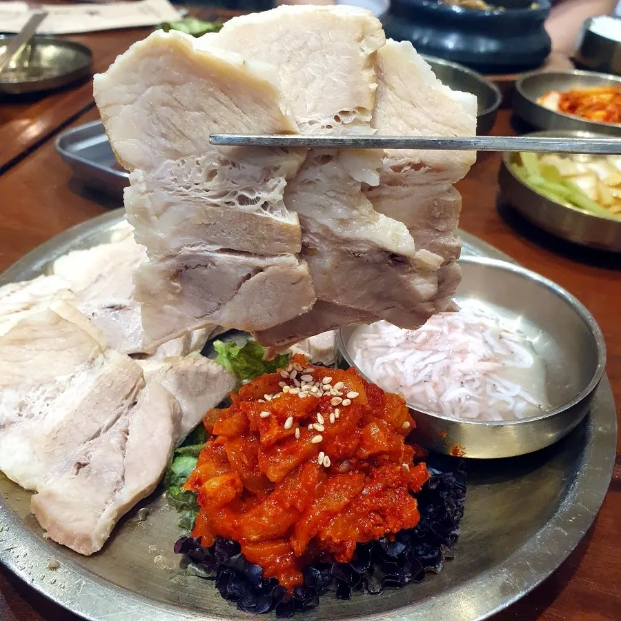 ポッサムと手作り餃子が並んだハンティオクの食卓