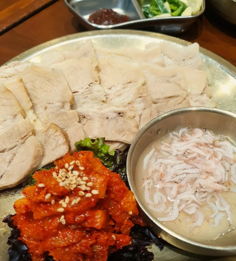 クッパと麺が一緒に並ぶ韓食の食卓