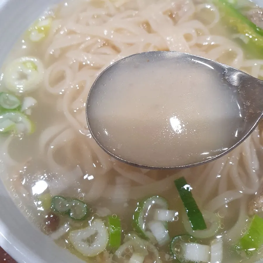 安東麺の麺を持ち上げた様子