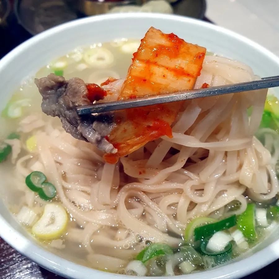 ポッサムと麺を一緒に並べたランチの食卓
