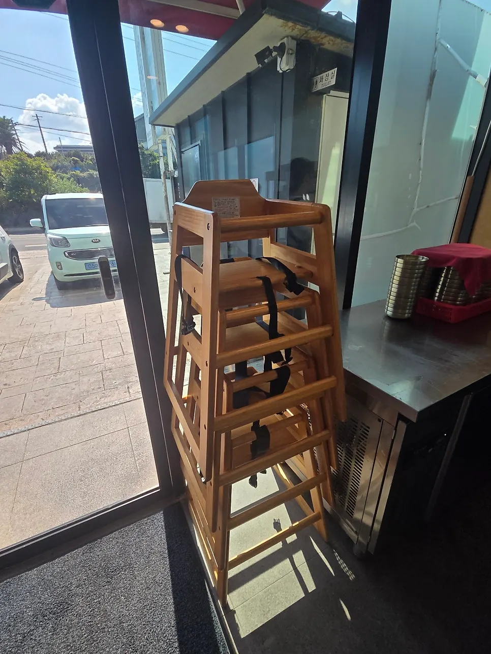 통유리창 너머 애월 바다가 보이는 매장 내부