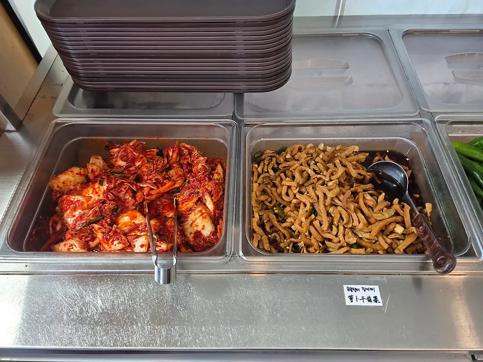 아기의자가 준비된 한담국수 테이블